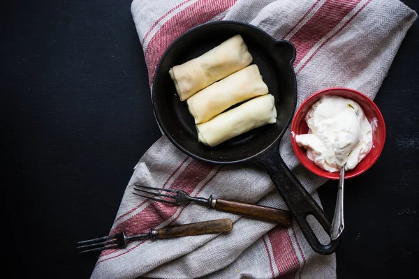 Frittelle ripiene crepes con carne — Foto Stock