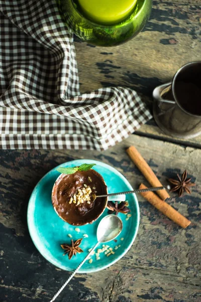 Copo de chocolate quente com nozes — Fotografia de Stock