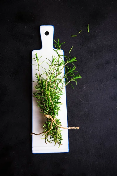 Rosemary krydda på mörka träbord — Stockfoto