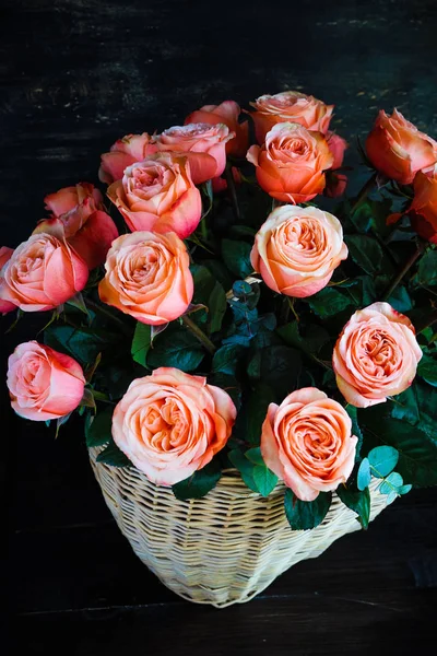 Busket con rose fresche — Foto Stock