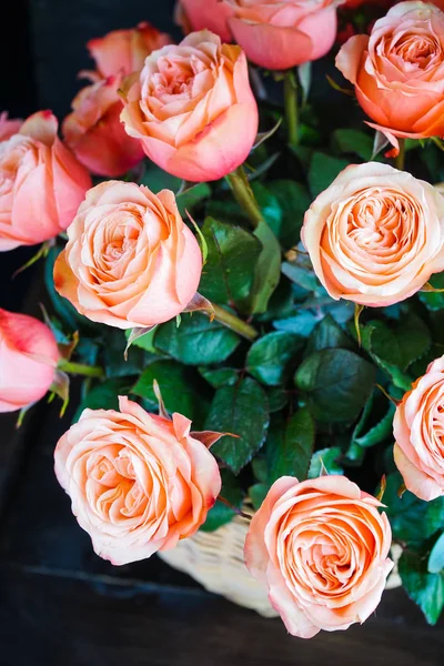 Buquê com rosas frescas — Fotografia de Stock