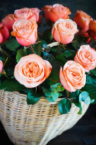 Buquê com rosas frescas — Fotografia de Stock