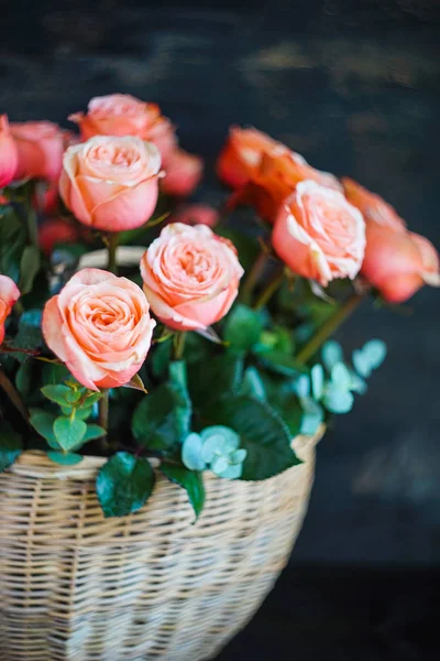 Buquê com rosas frescas — Fotografia de Stock