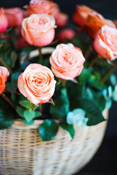 Buquê com rosas frescas — Fotografia de Stock