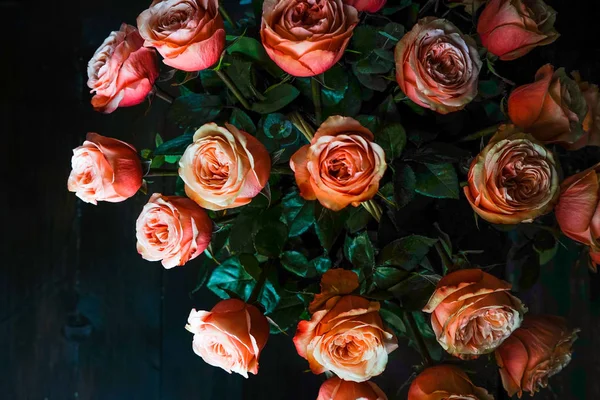 Busket s čerstvé růže — Stock fotografie