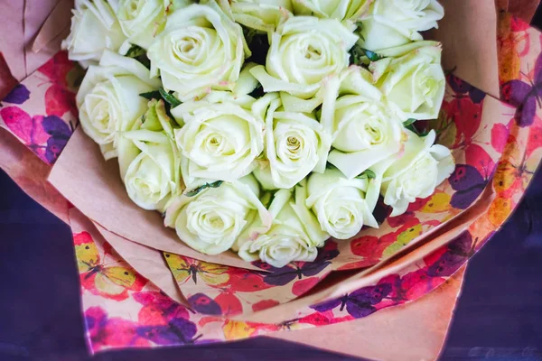 Rosas blancas en un ramo — Foto de Stock
