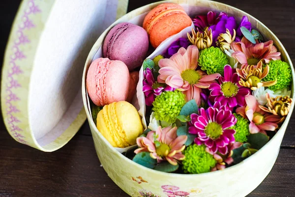 Gift box with flowers and sweets — Stock Photo, Image