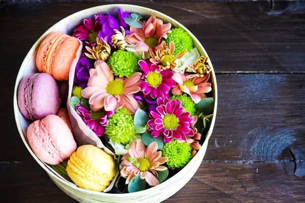 花とお菓子のギフト ボックス — ストック写真