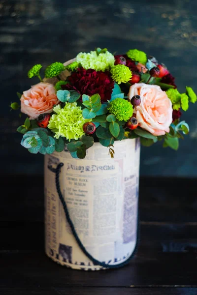 Цветочный ящик с розами — стоковое фото