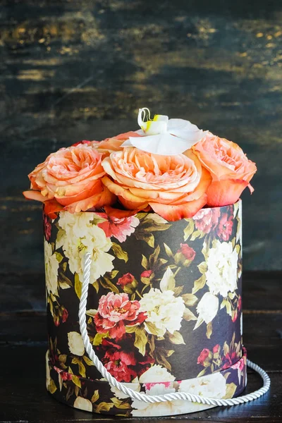 Gift box with roses — Stock Photo, Image