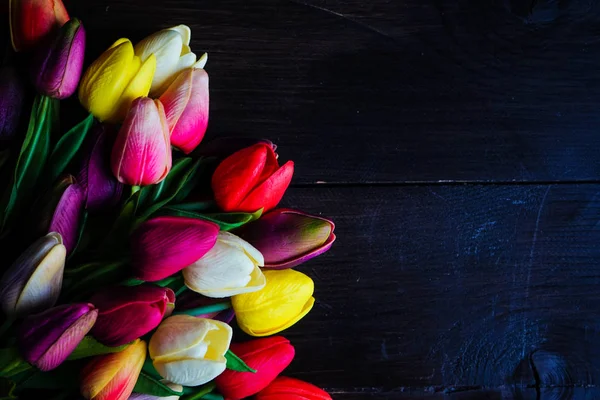 Koncepcja Wielkanoc z tulipanów i jaja — Zdjęcie stockowe