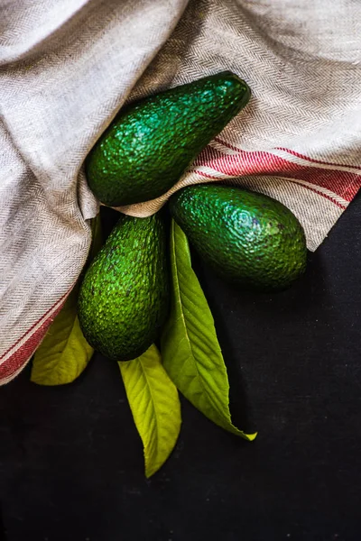 Avocado vruchten op donkere tafel — Stockfoto