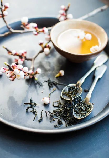 Grüner Tee und Pfirsichblüte als Frühlingskonzept — Stockfoto