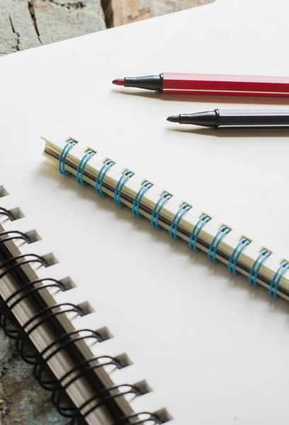 Блокноты и ручки — стоковое фото