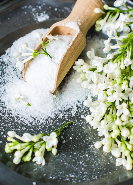 Conceito de SPA com lilás branco e sal marinho — Fotografia de Stock