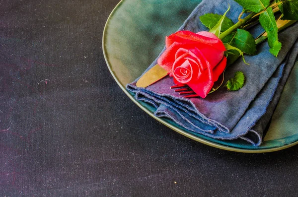 Налаштування столу з червоною трояндою — стокове фото