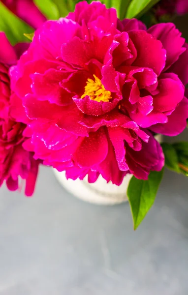 Interieur met bloemen van de pioenroos — Stockfoto