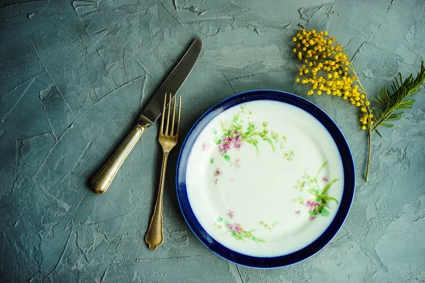 Apparecchiatura tavola primavera con fiori mimosa — Foto Stock