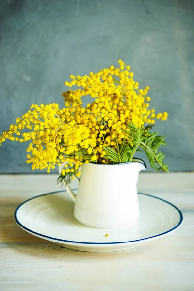 春天桌设置与含羞草花 — 图库照片