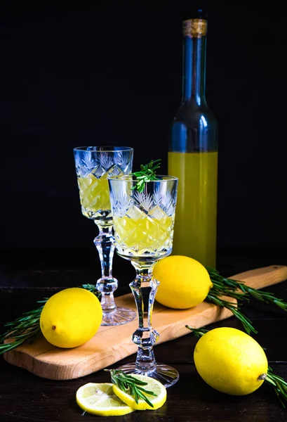 Bebida tradicional italiana alcoho limoncello — Foto de Stock