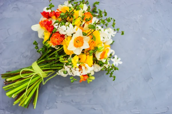 Sommerstrauß mit leuchtend gelben und weißen Blumen — Stockfoto