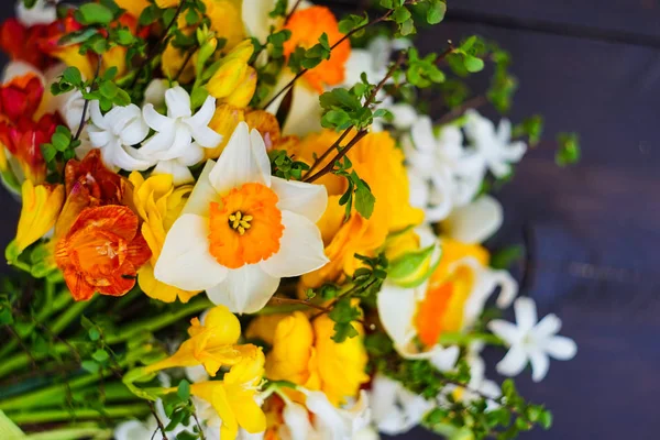 Zomer boeket met heldere gele en witte bloemen — Stockfoto