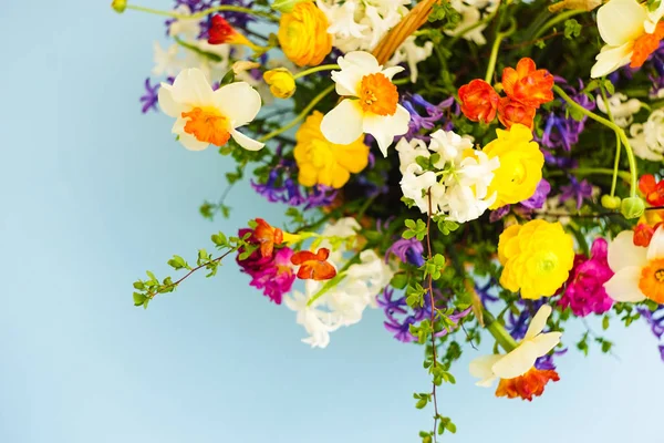 Sommerstrauß mit leuchtend gelben und weißen Blumen — Stockfoto
