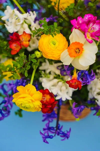 Buquê de verão com flores amarelas e brancas brilhantes — Fotografia de Stock