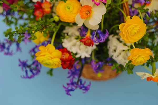 Sommerstrauß mit leuchtend gelben und weißen Blumen — Stockfoto