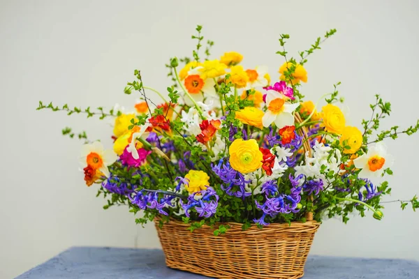 Sommerstrauß mit leuchtend gelben und weißen Blumen — Stockfoto