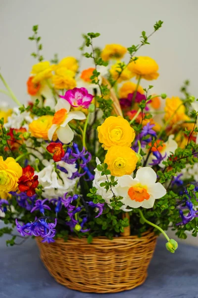 Buquê de verão com flores amarelas e brancas brilhantes — Fotografia de Stock