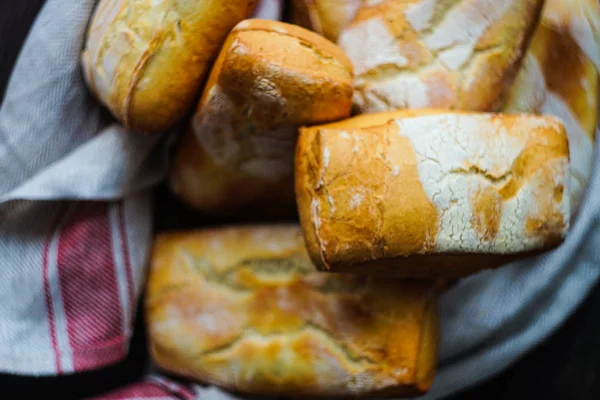 Свежеиспеченный французский хлеб — стоковое фото