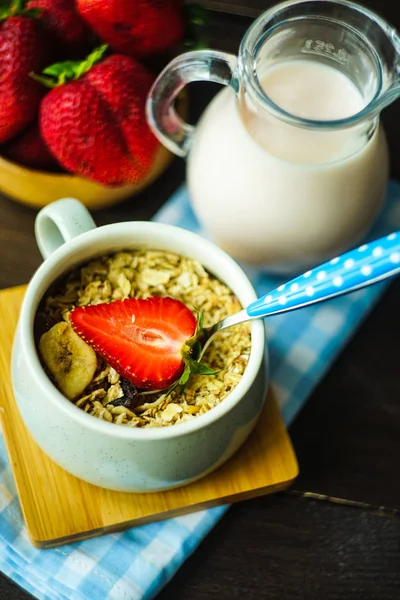 Healthy breakfast with strawberries — Stock Photo, Image