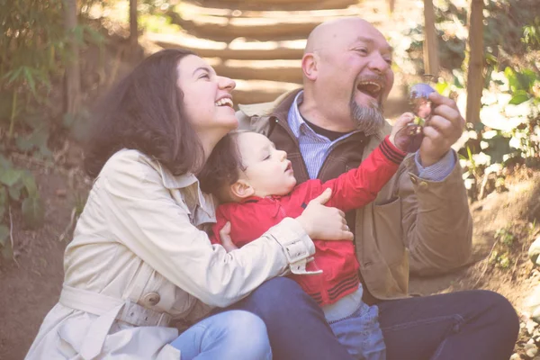 Onnellinen perhe ulkona — kuvapankkivalokuva