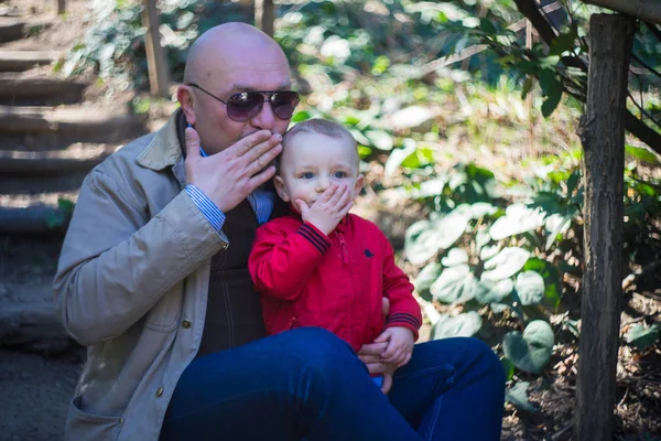 Papá y bebé niño al aire libre —  Fotos de Stock