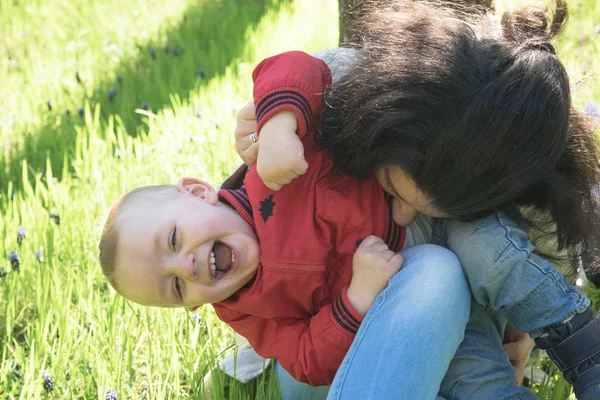 Äiti ja vauva poika ulkona — kuvapankkivalokuva