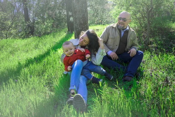 Familia feliz al aire libre — Foto de Stock