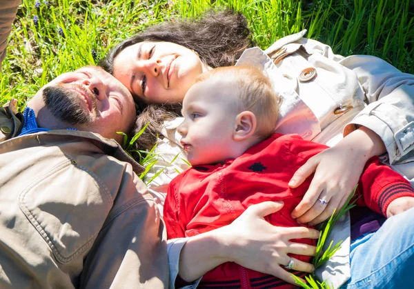 Lycklig familj utomhus — Stockfoto