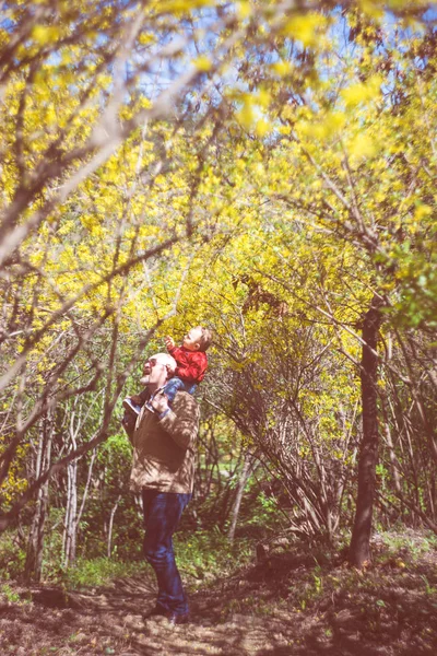 Pai e bebê menino ao ar livre — Fotografia de Stock