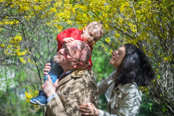 Familia feliz al aire libre —  Fotos de Stock