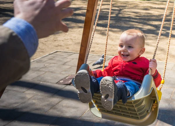 Pappa och baby pojke utomhus — Stockfoto