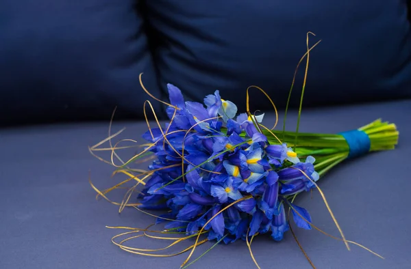 Bellissimi fiori di iris blu in un bouquet — Foto Stock