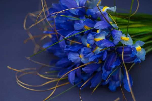 Bellissimi fiori di iris blu in un bouquet — Foto Stock