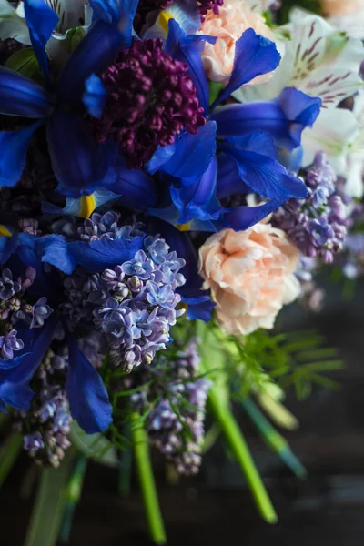 Belles fleurs printanières dans un bouquet — Photo