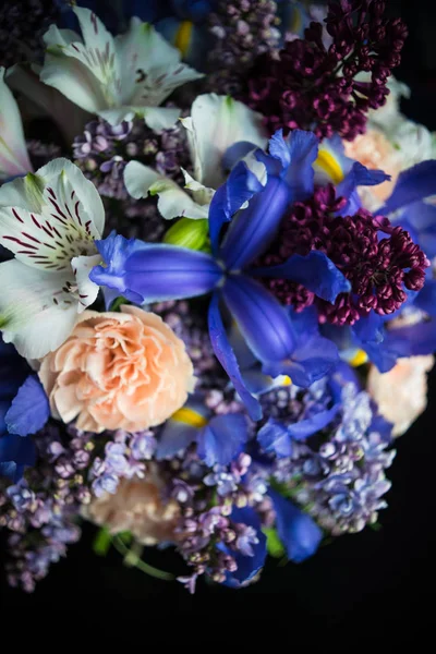 Schöne Frühlingsblumen in einem Strauß — Stockfoto