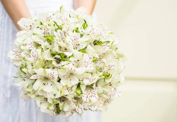 Весільний букет з літніми квітами — стокове фото