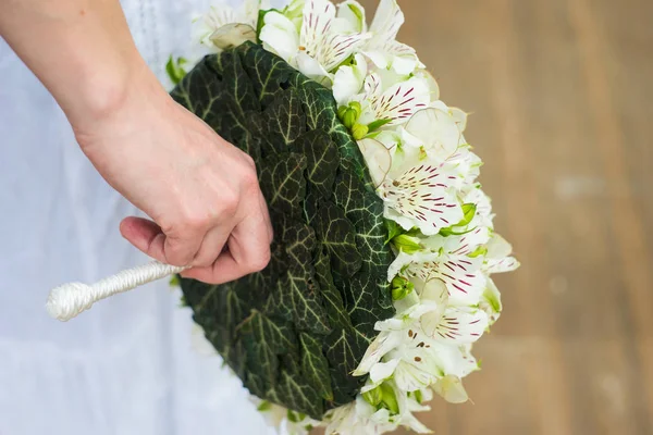 Bouquet da sposa con fiori estivi — Foto Stock