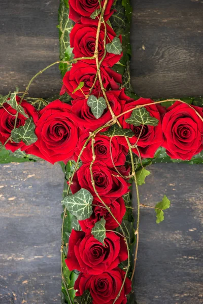 Bestattungskonzept für rote Rosen — Stockfoto