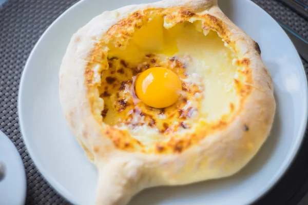 Ajarian 또는 Adjaruli khachapuri — 스톡 사진