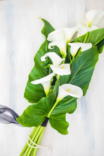 Lírios de calla branco em buquê de noiva — Fotografia de Stock